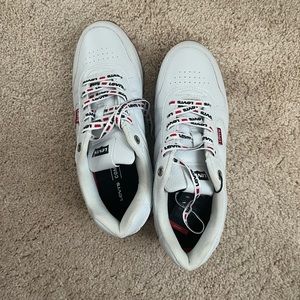 NWT white Levi’s sneakers